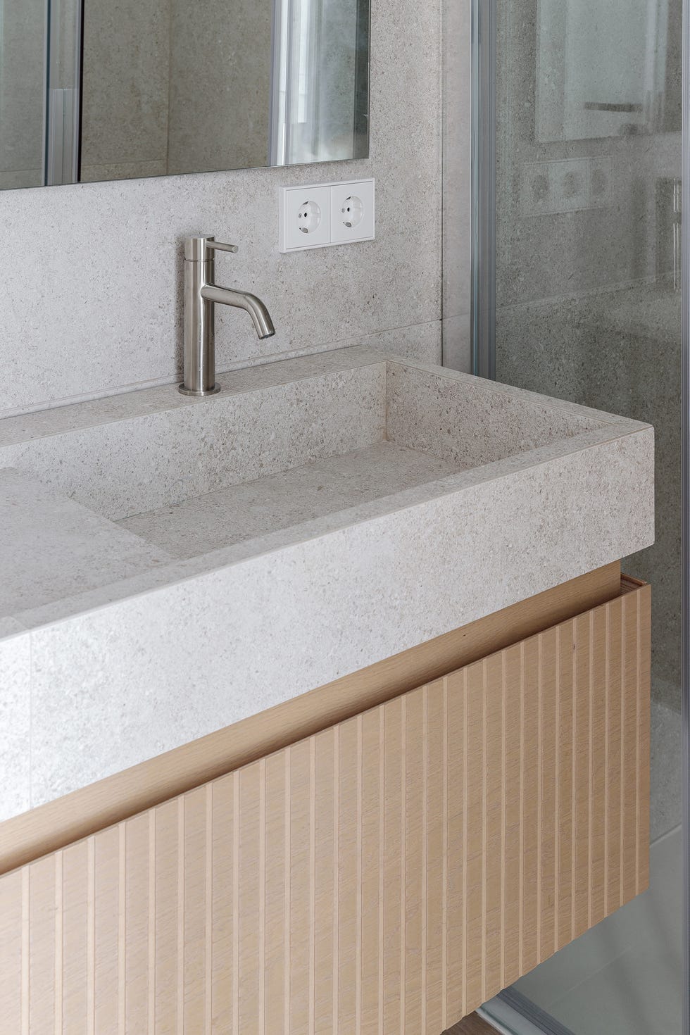 mueble de baño moderno volado con lavabo encastrado
