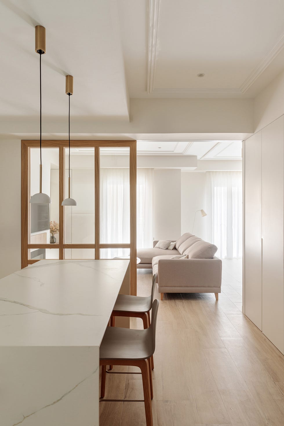 cocina blanca con isla de diseño minimalista