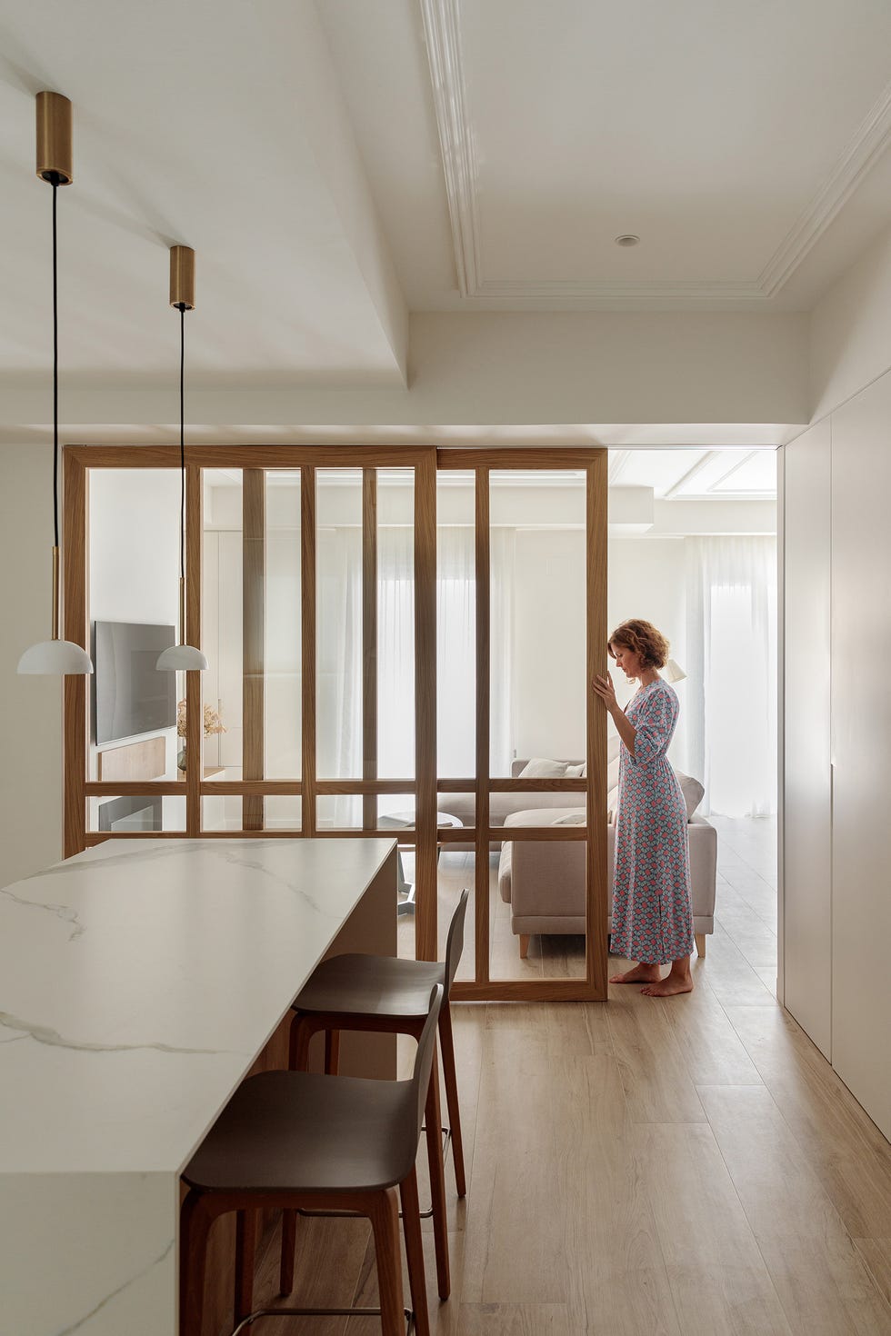 cocina blanca con isla de diseño minimalista