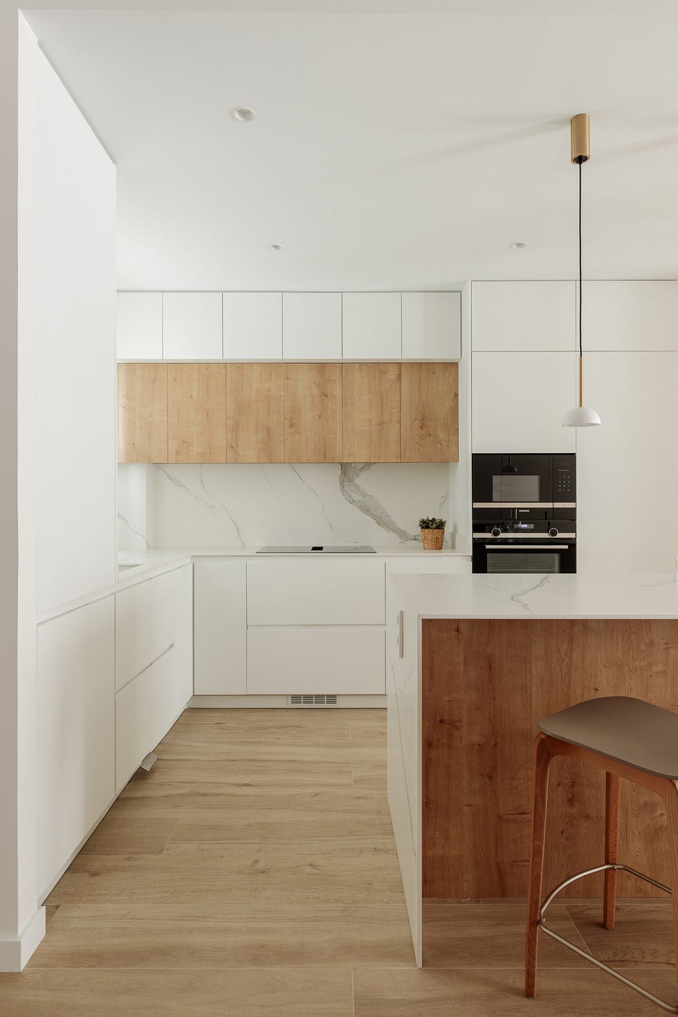 cocina blanca con isla de diseño minimalista