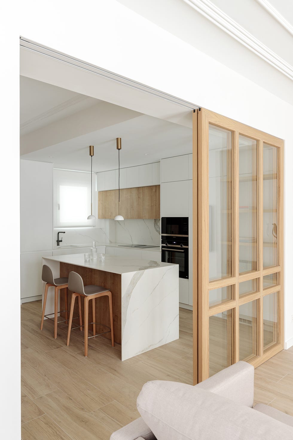 cocina blanca con isla de diseño minimalista