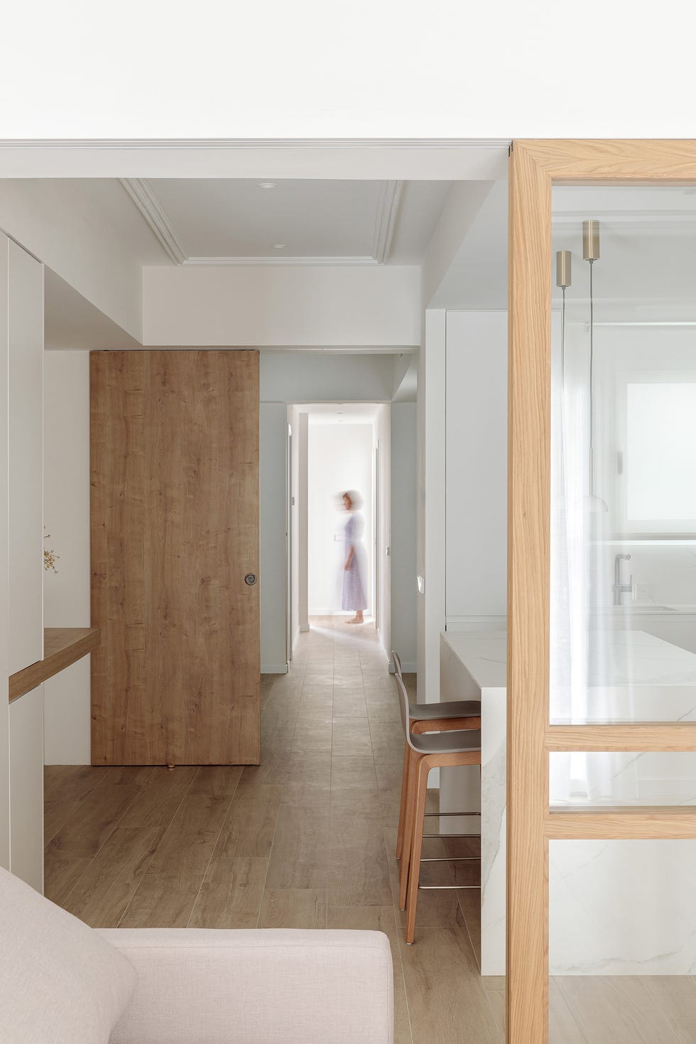 cocina blanca con isla de diseño minimalista