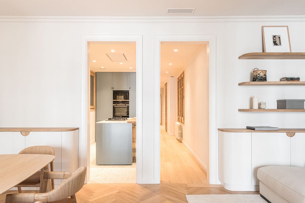 salón comedor con muebles blancos