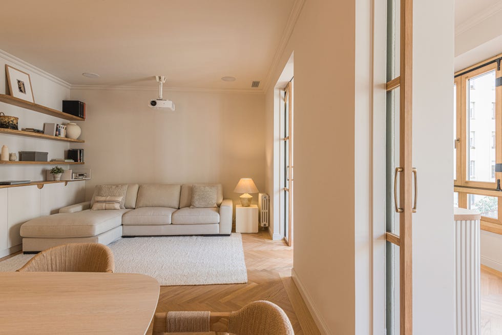 salón comedor con sofá con chaise longue beige