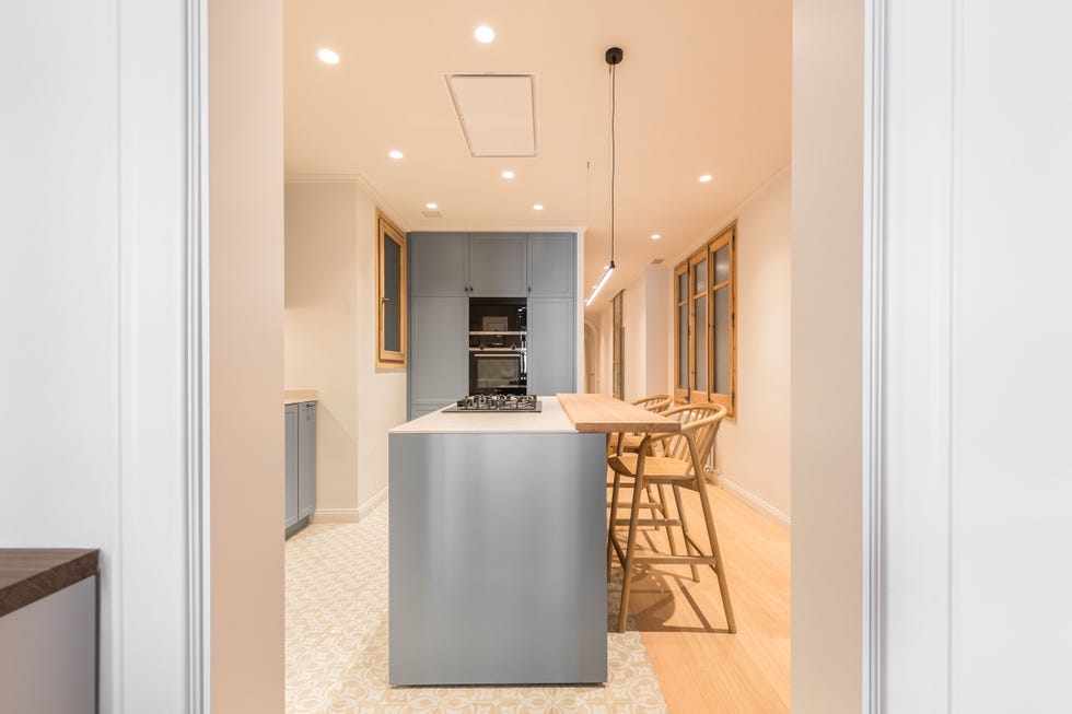 cocina azul con isla central
