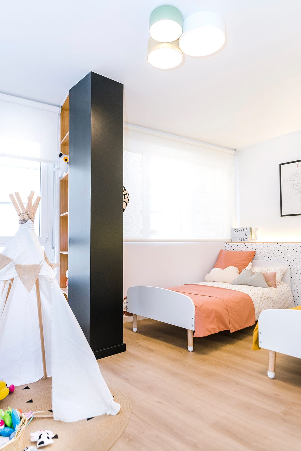 dormitorio infantil con zona de juegos con tipi de estilo nórdico