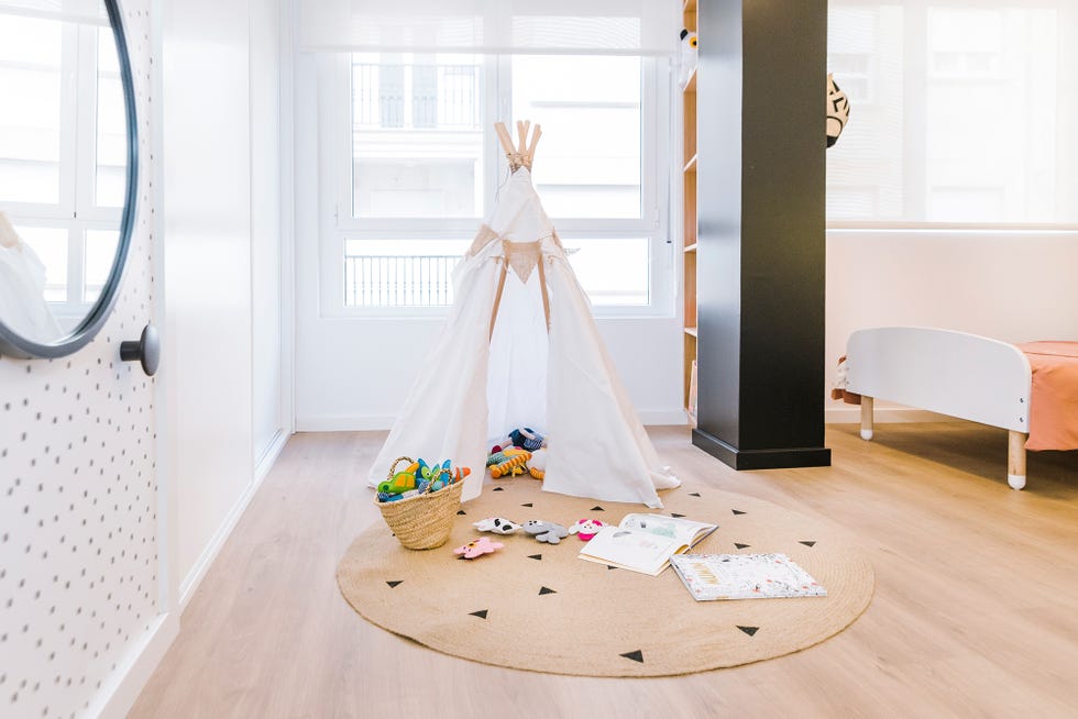 dormitorio infantil con zona de juegos con tipi de estilo nórdico