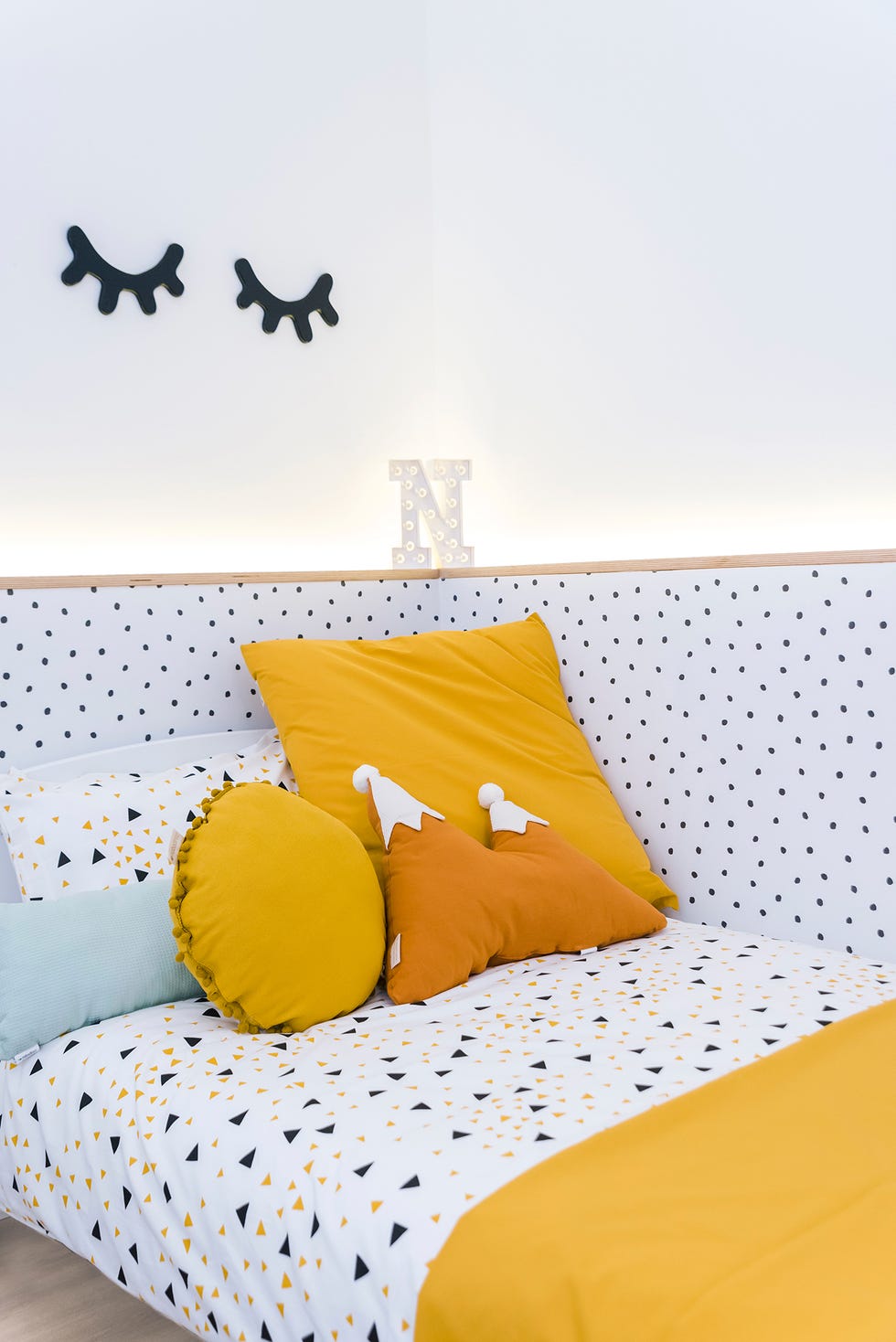 dormitorio infantil de estilo nórdico con papel pintado de puntitos