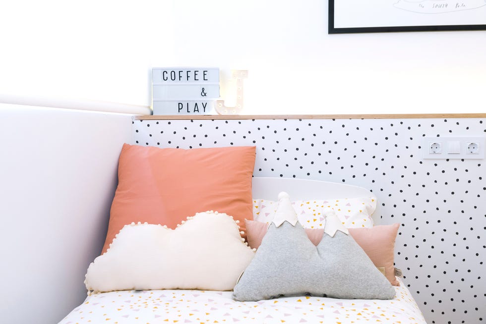 dormitorio infantil de estilo nórdico con papel pintado de puntitos