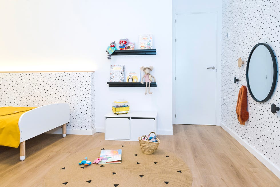 dormitorio infantil con zona de juegos de estilo nórdico