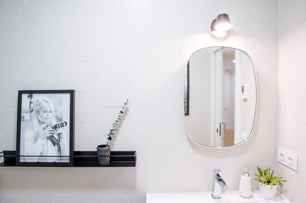 baño decorado en blanco y negro revestido con azulejos nido de abeja