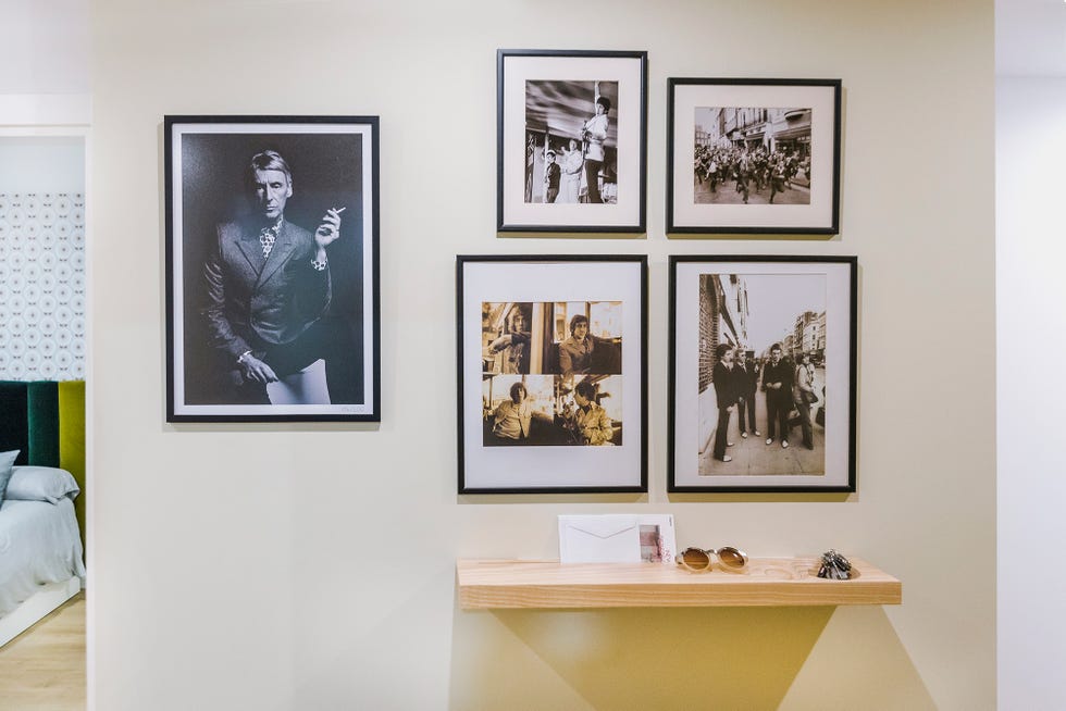 pared decorada con fotografías de los setenta