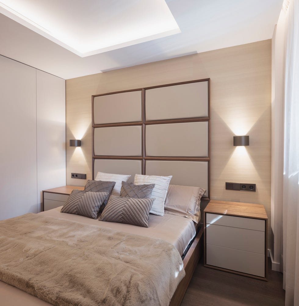 dormitorio con cabecero acolchado