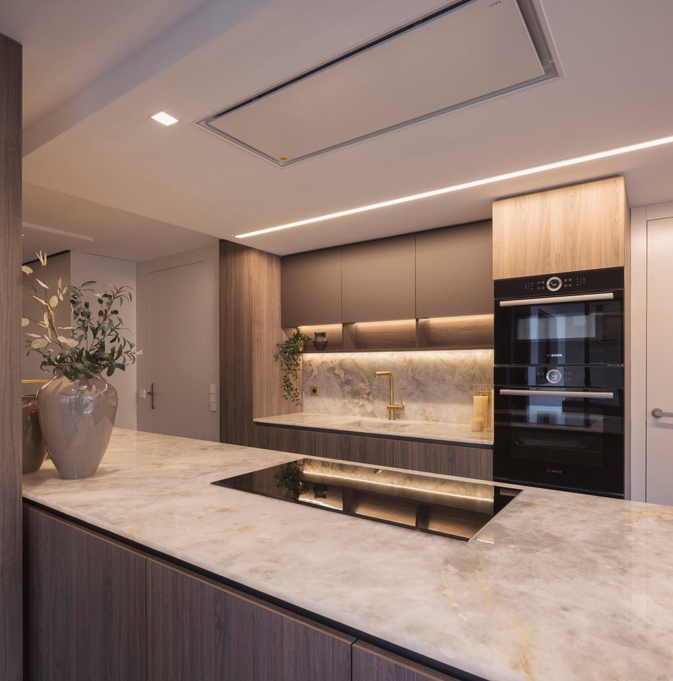 cocina con isla de madera y mármol
