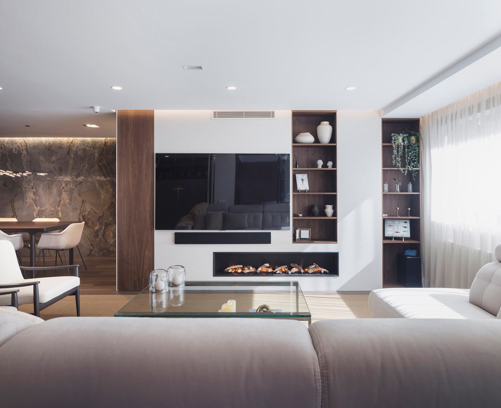 salón comedor con estanterías empotradas