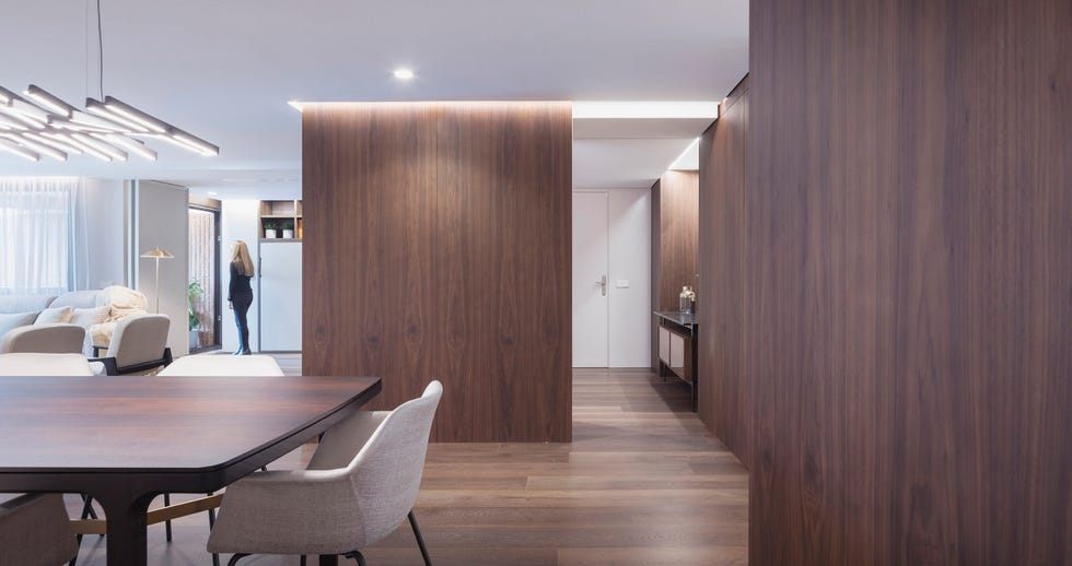 salón comedor con revestimientos de madera