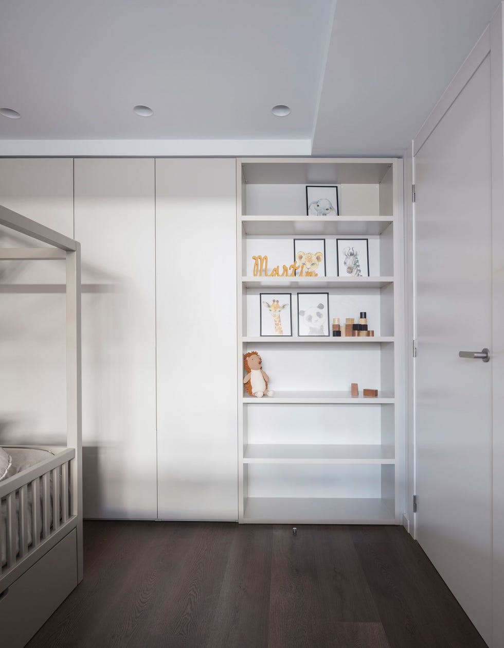 dormitorio infantil con muebles blancos