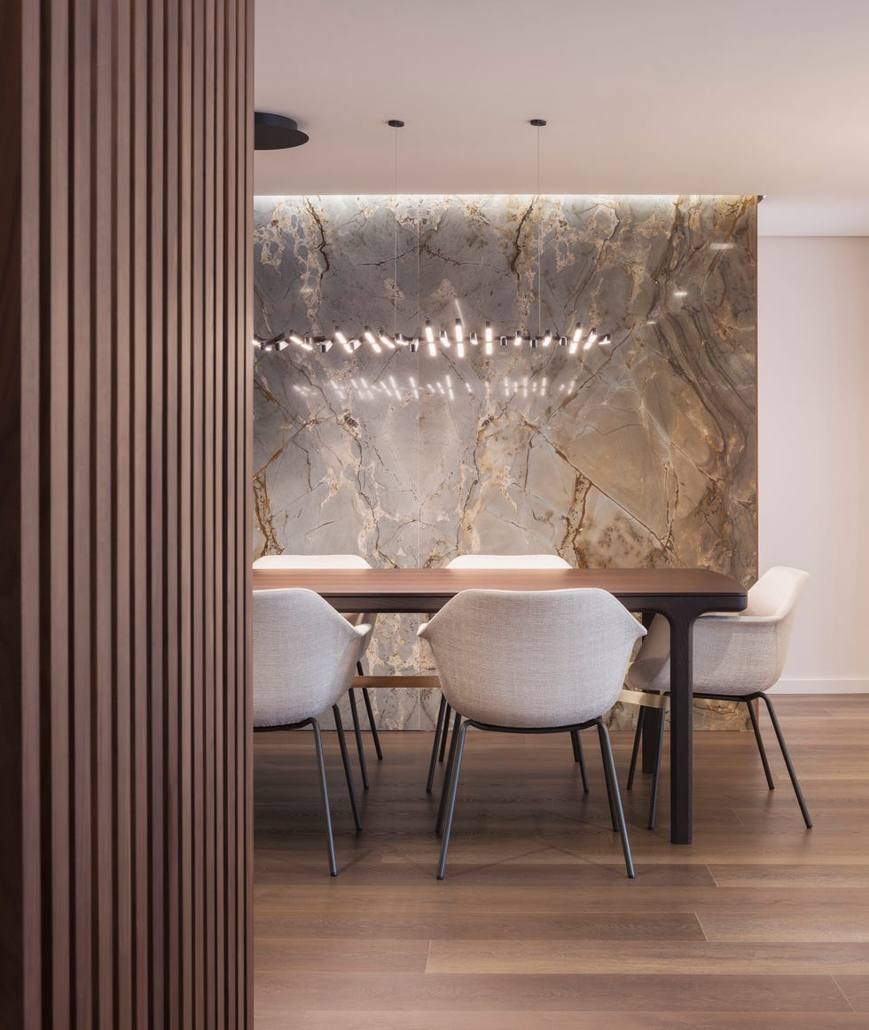 comedor con mesa de madera y revestimiento de mármol