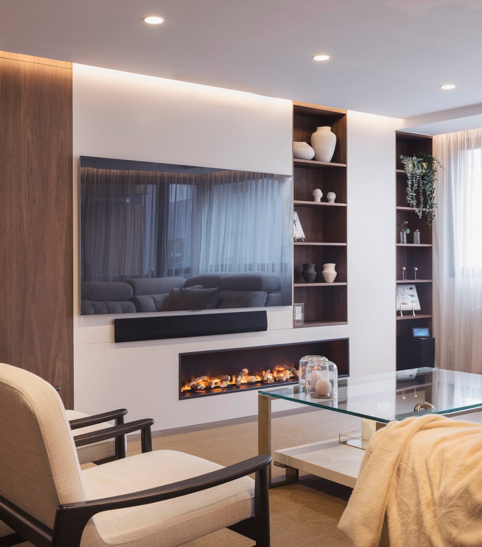 salón con tele y estanterías empotradas