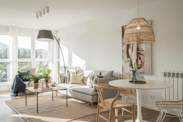 salón comedor de diseño nórdico decorado en tonos claros
