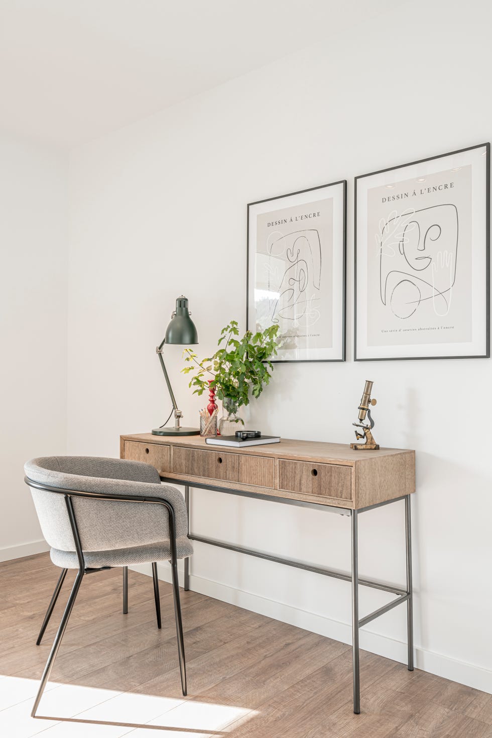 despacho moderno con mesa de escritorio de madera y acero