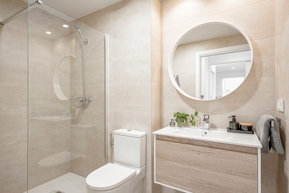 baño moderno con ducha y mueble suspendido