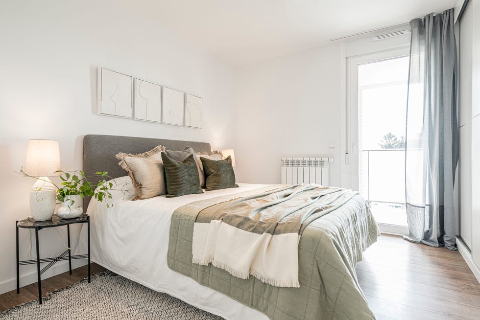 dormitorio de diseño nórdico decorado en blanco y verde