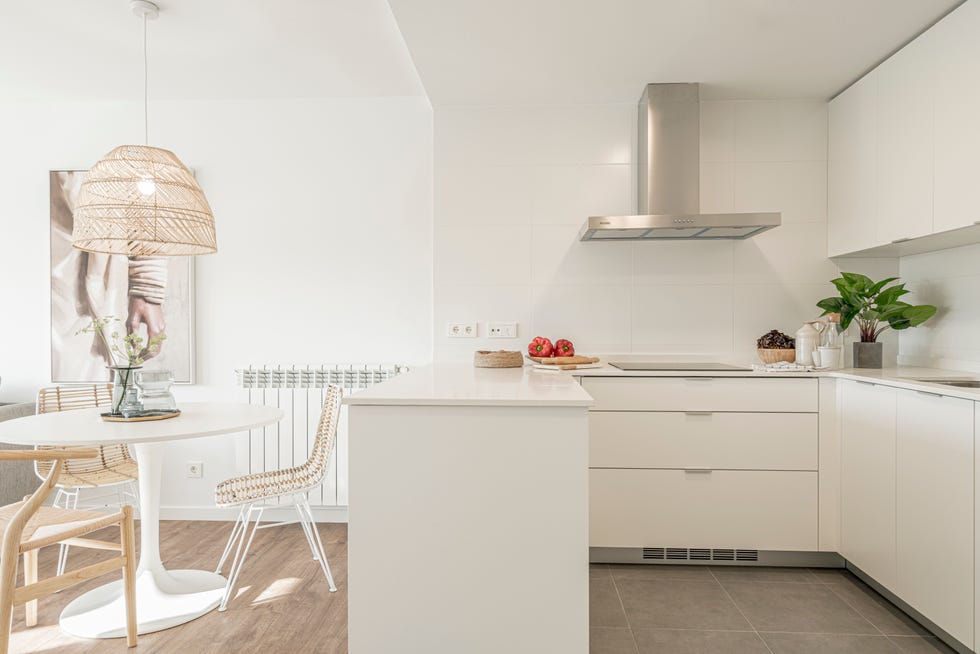 cocina blanca moderna abierta al salón