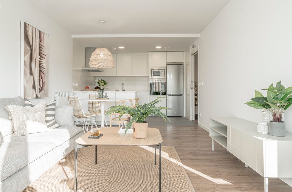 salón comedor de diseño nórdico decorado en tonos claros
