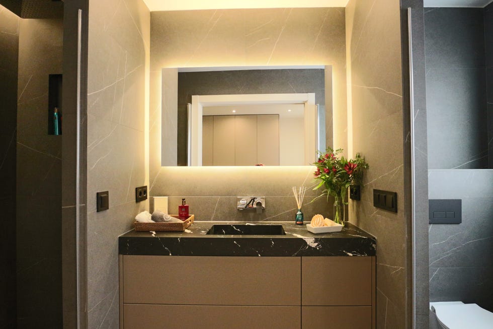 baño moderno revestido con mármol gris