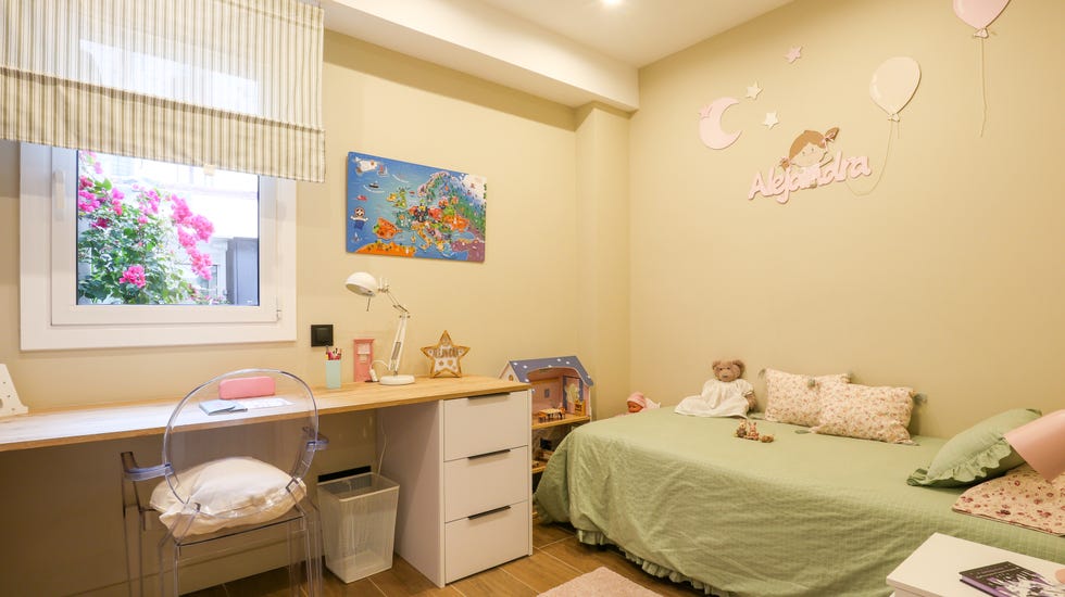 habitación infantil con escritorio