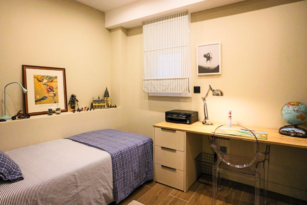 habitación infantil con escritorio