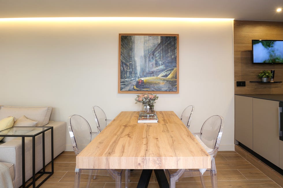 comedor con mesa de madera y sillas transparentes