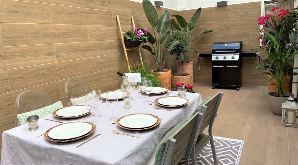 terraza pequeña con comedor revestida con tablones de madera