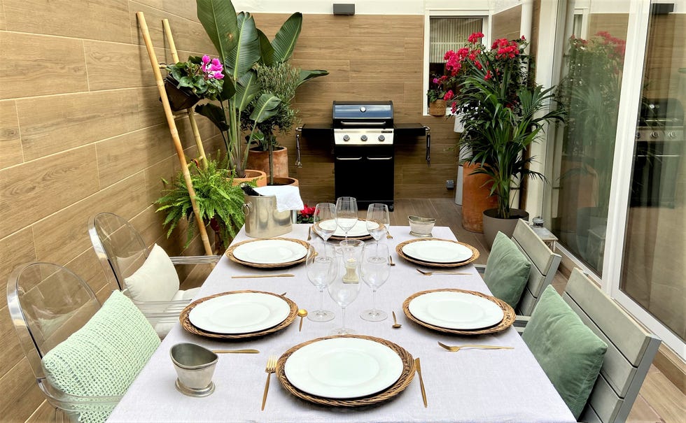 terraza pequeña con comedor revestida con tablones de madera