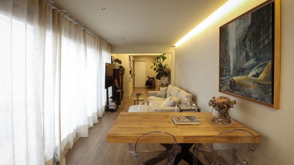 comedor con mesa de madera y sillas transparentes