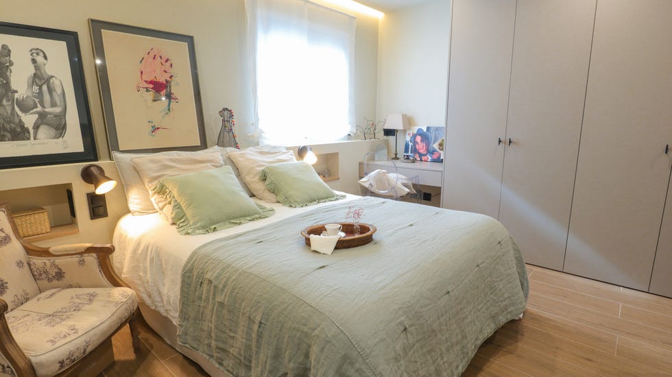 dormitorio con cabecero de obra y armario gris