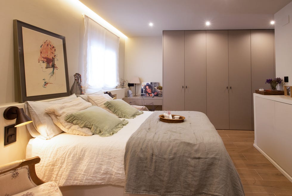 dormitorio con cabecero de obra y armario gris