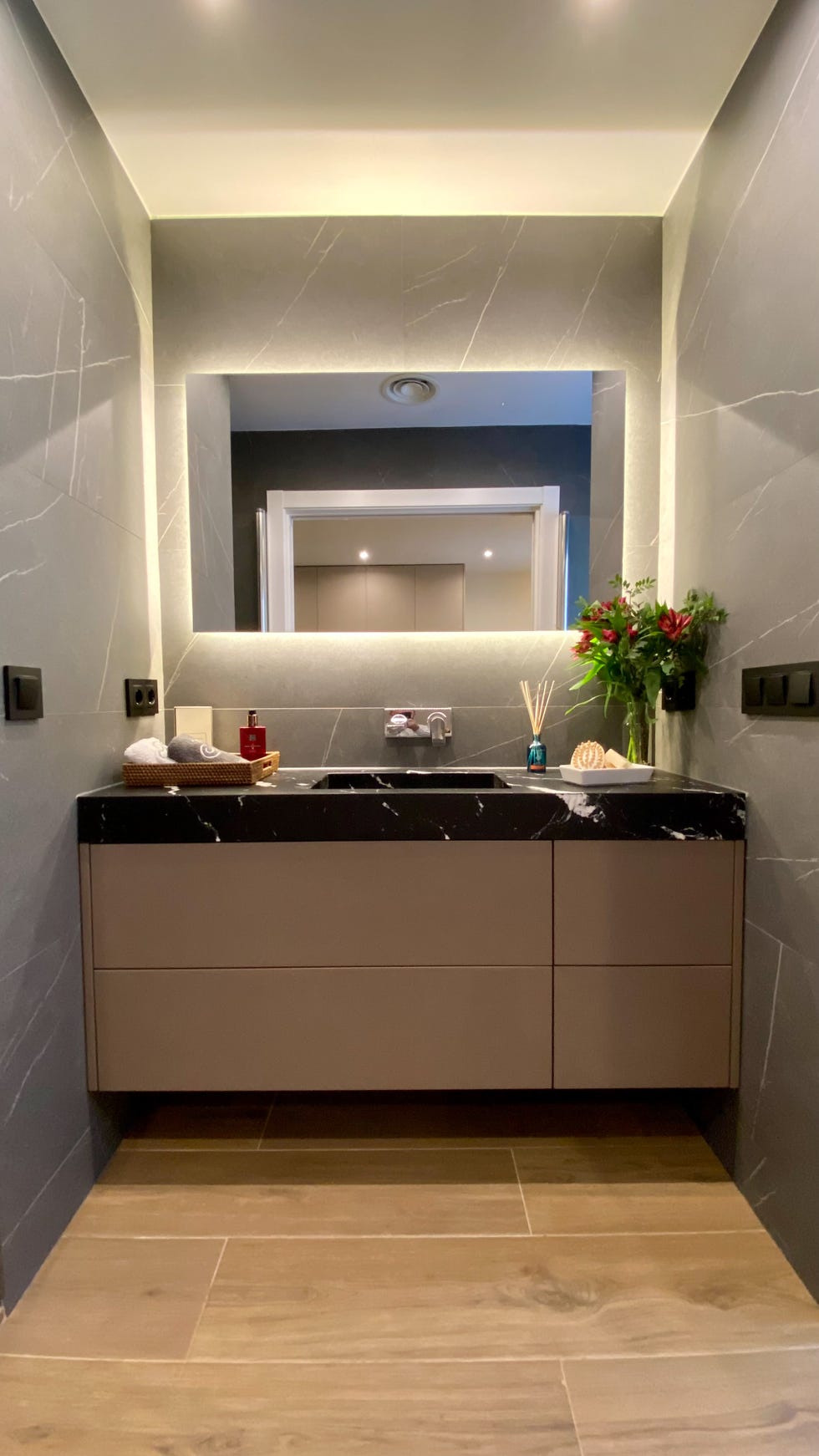 baño moderno revestido con mármol