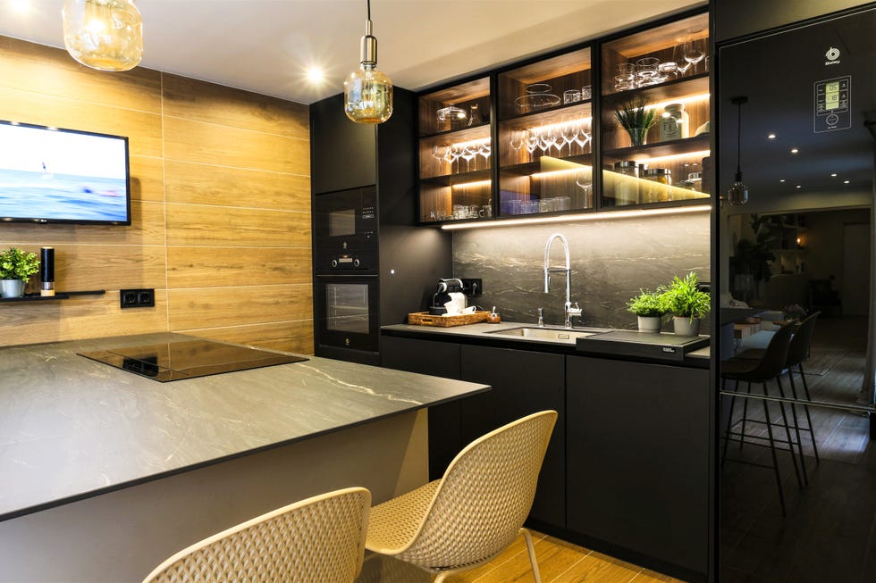 cocina moderna con península y vinoteca