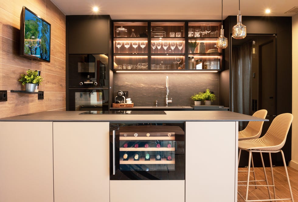 cocina moderna con península y vinoteca