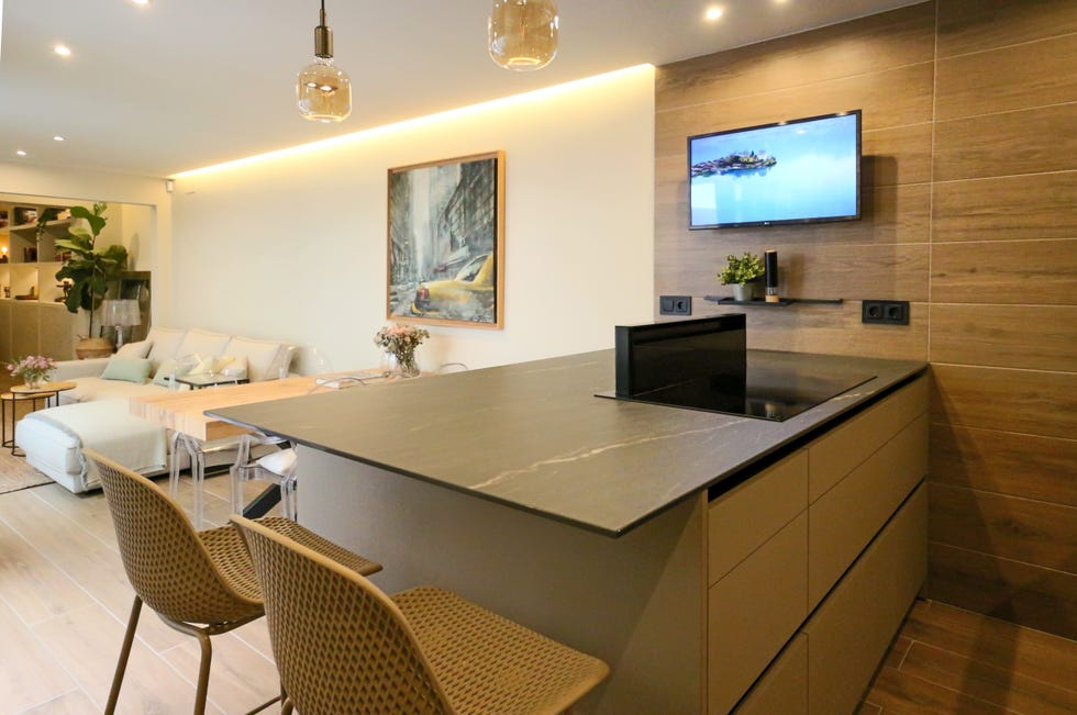 cocina con península integrada en el salón