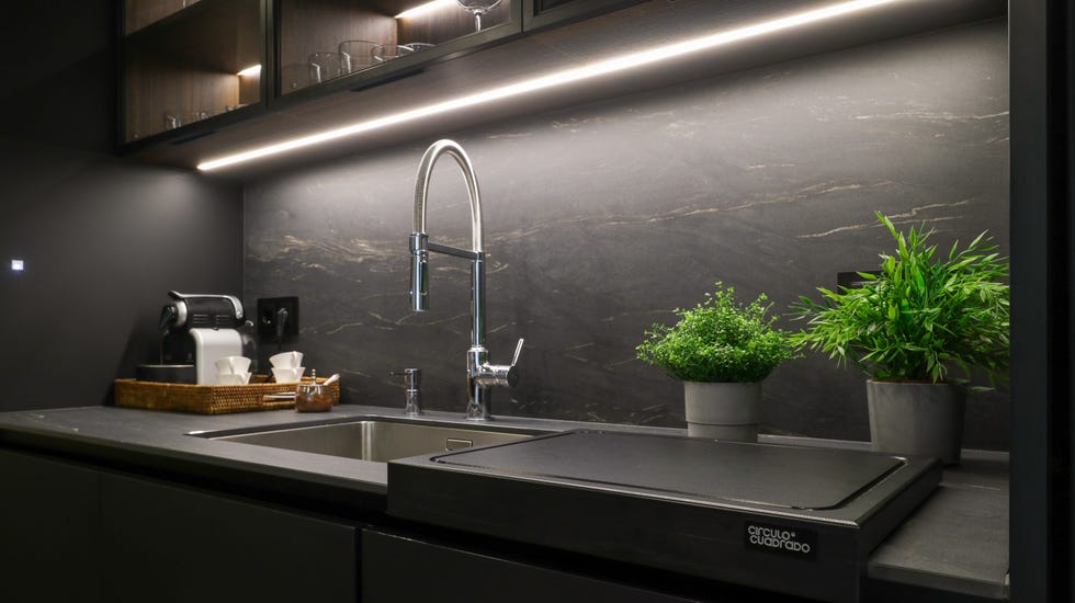 cocina moderna revestida con mármol negro