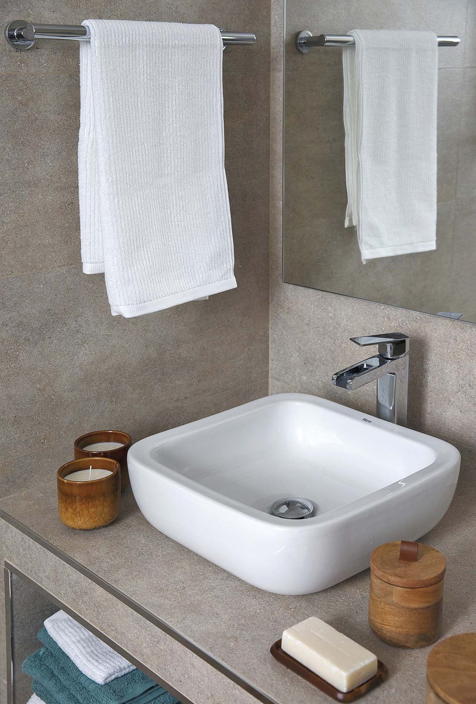 un piso en madrid exótico baño gris y blanco