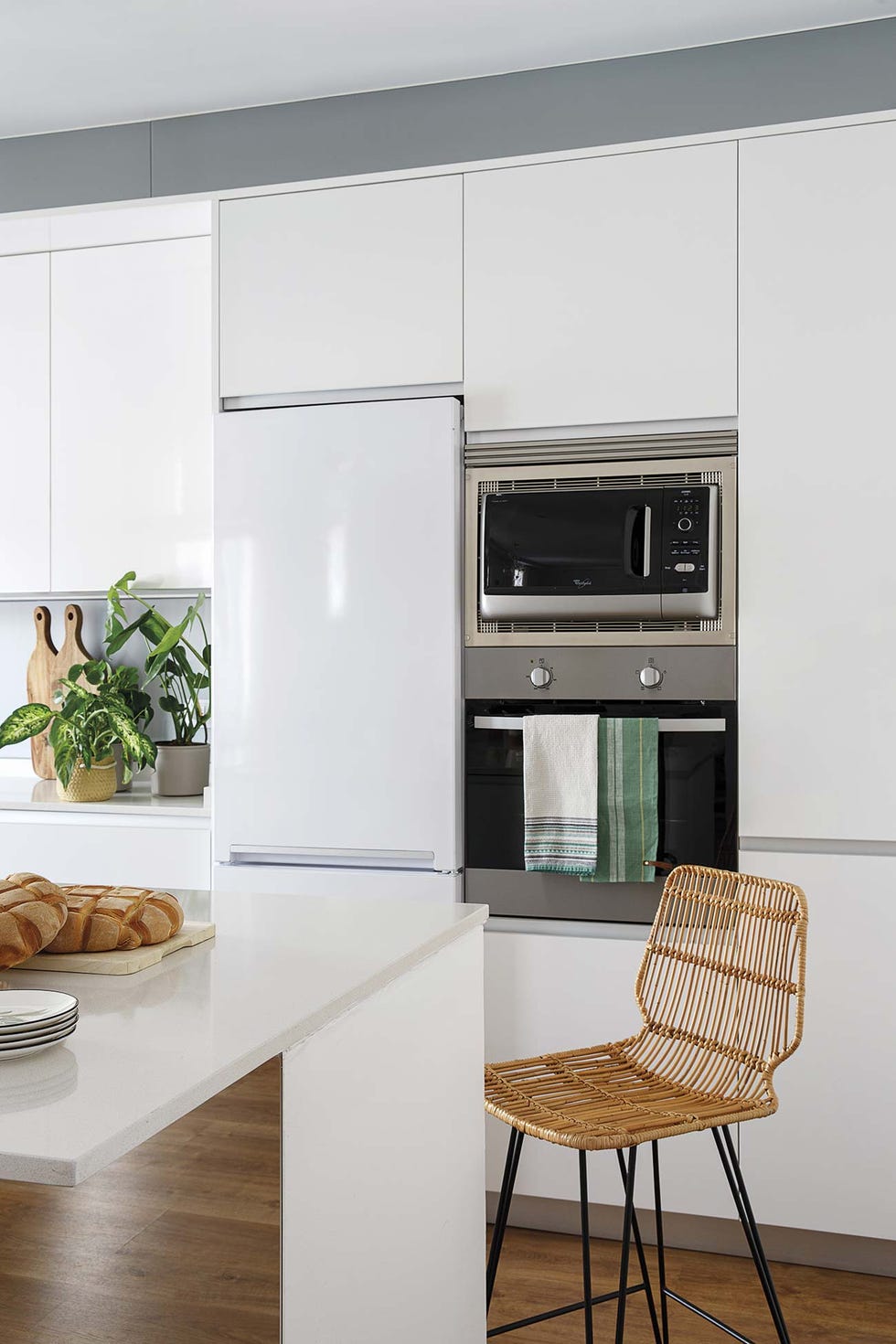 un piso en madrid exótico cocina blanca con isla abierta al salón