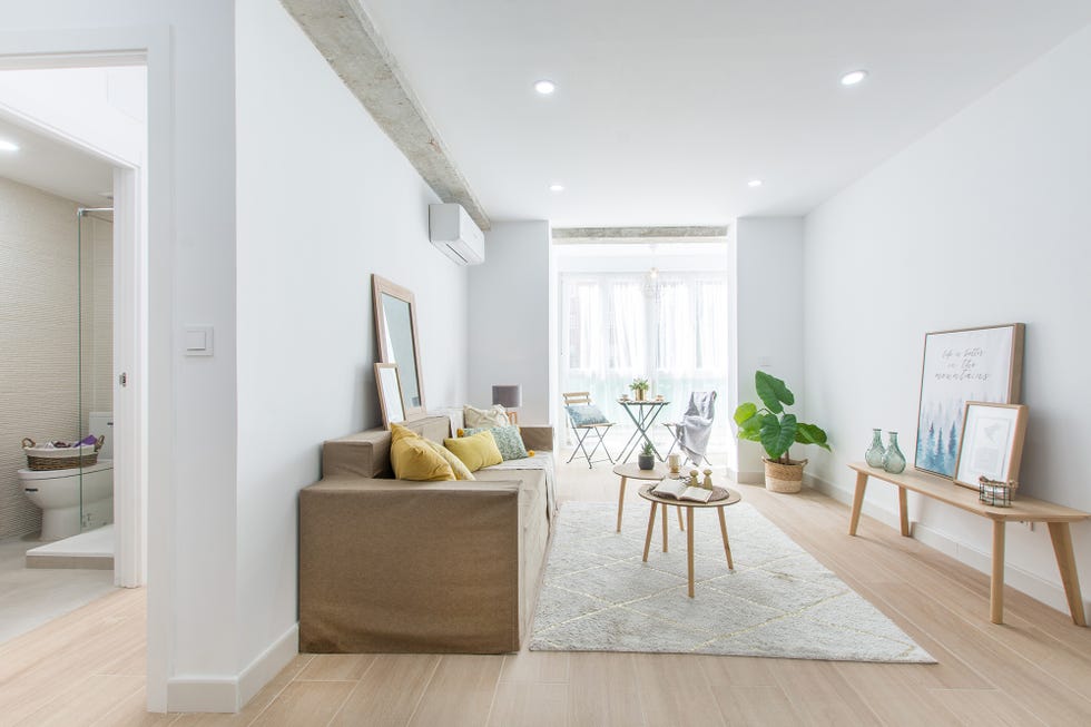 salón luminoso de estilo nórdico