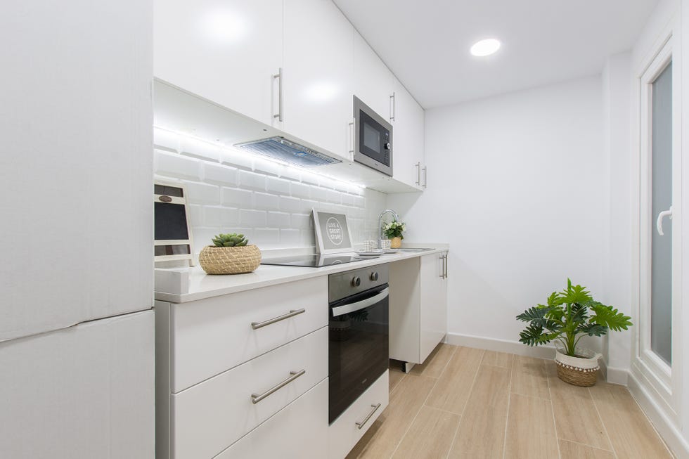 cocina blanca abierta de diseño moderno
