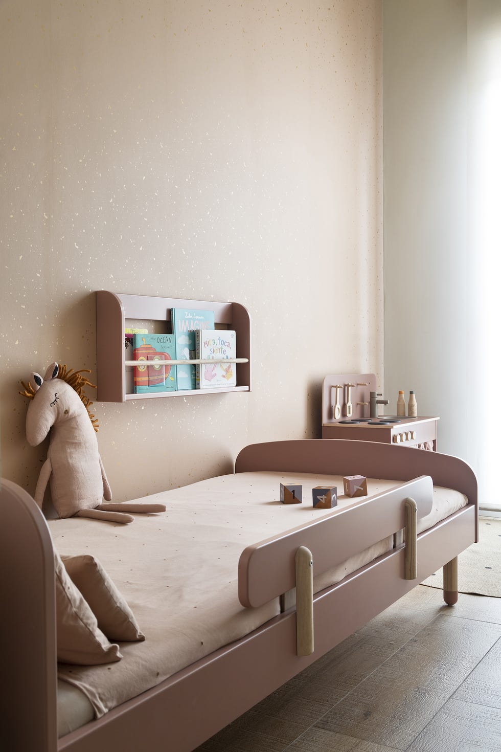 habitación infantil nórdica con muebles rosa empolvado