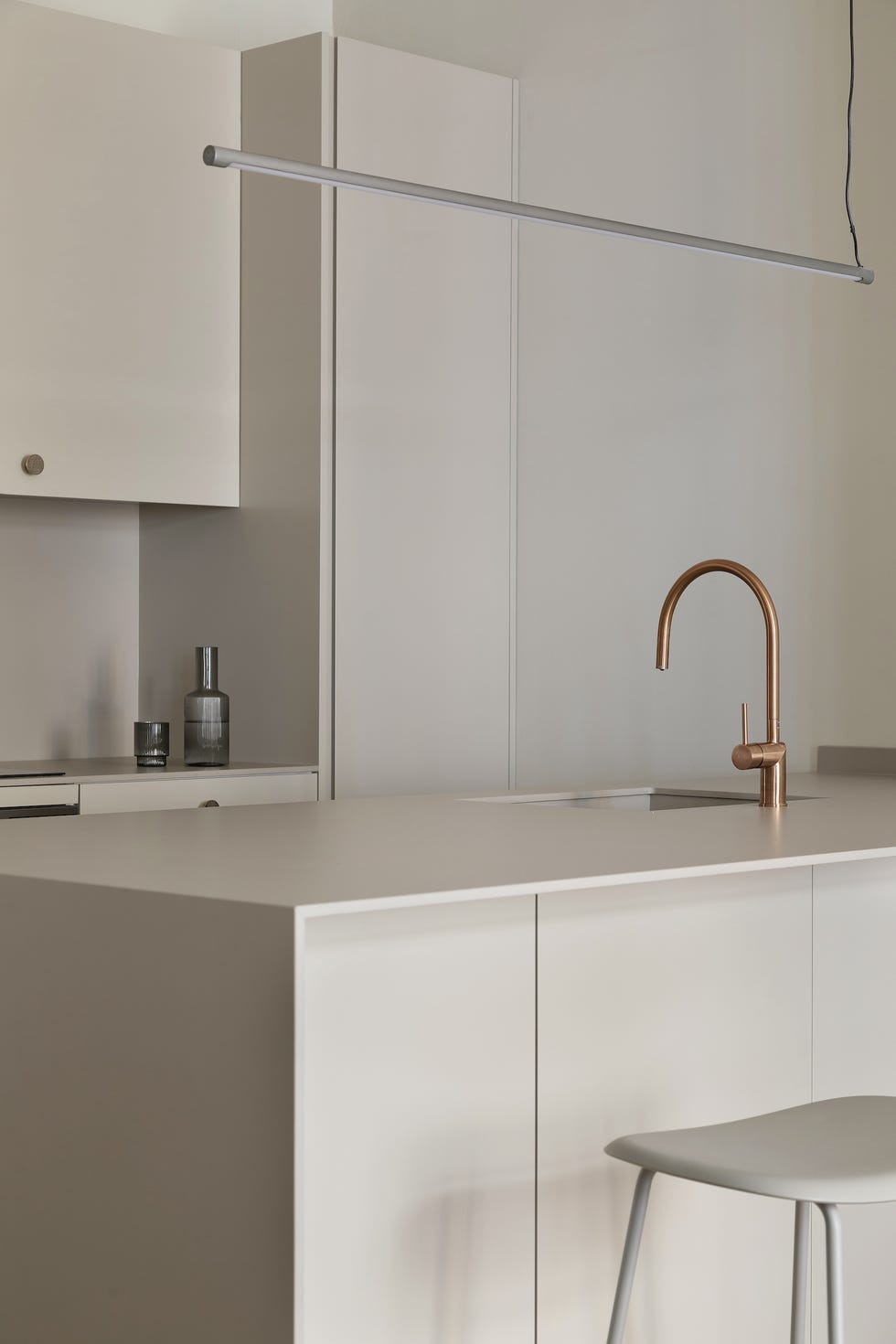 cocina abierta de diseño moderno en color blanco con barra