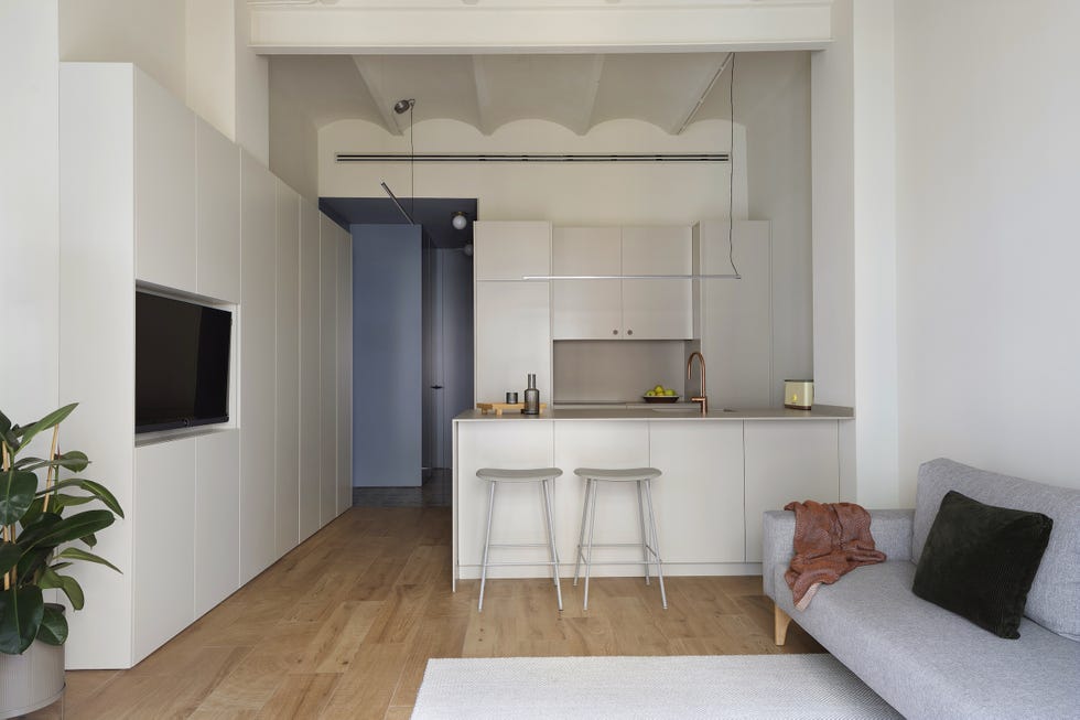 cocina abierta de diseño moderno en color blanco con barra